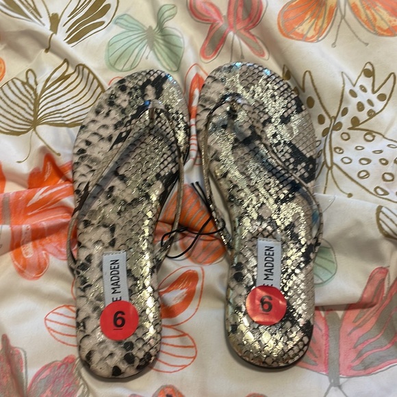 steve madden flip flops - Picture 3 of 3